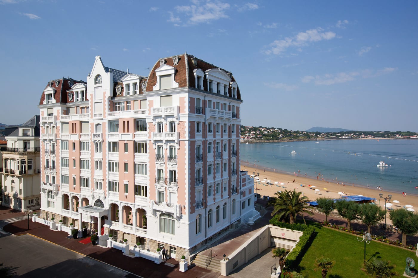 La fachada rosa y blanca del Grand Hôtel Spa & Thalasso frente a la bahía de Saint-Jean-de-Luz