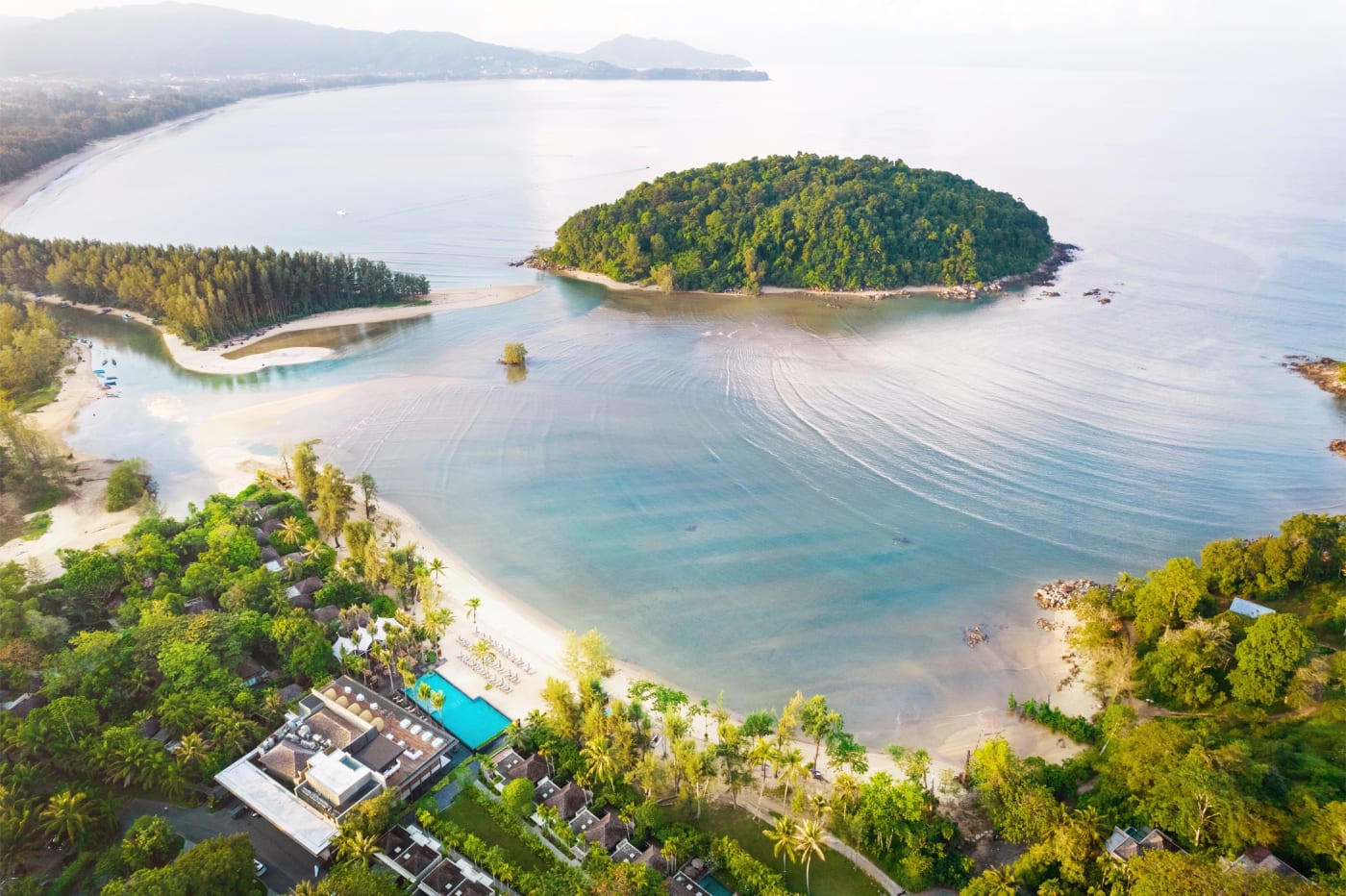Vista aérea de la playa de Layan y del Anantara Layan Phuket Resort, frente al mar de Andamán