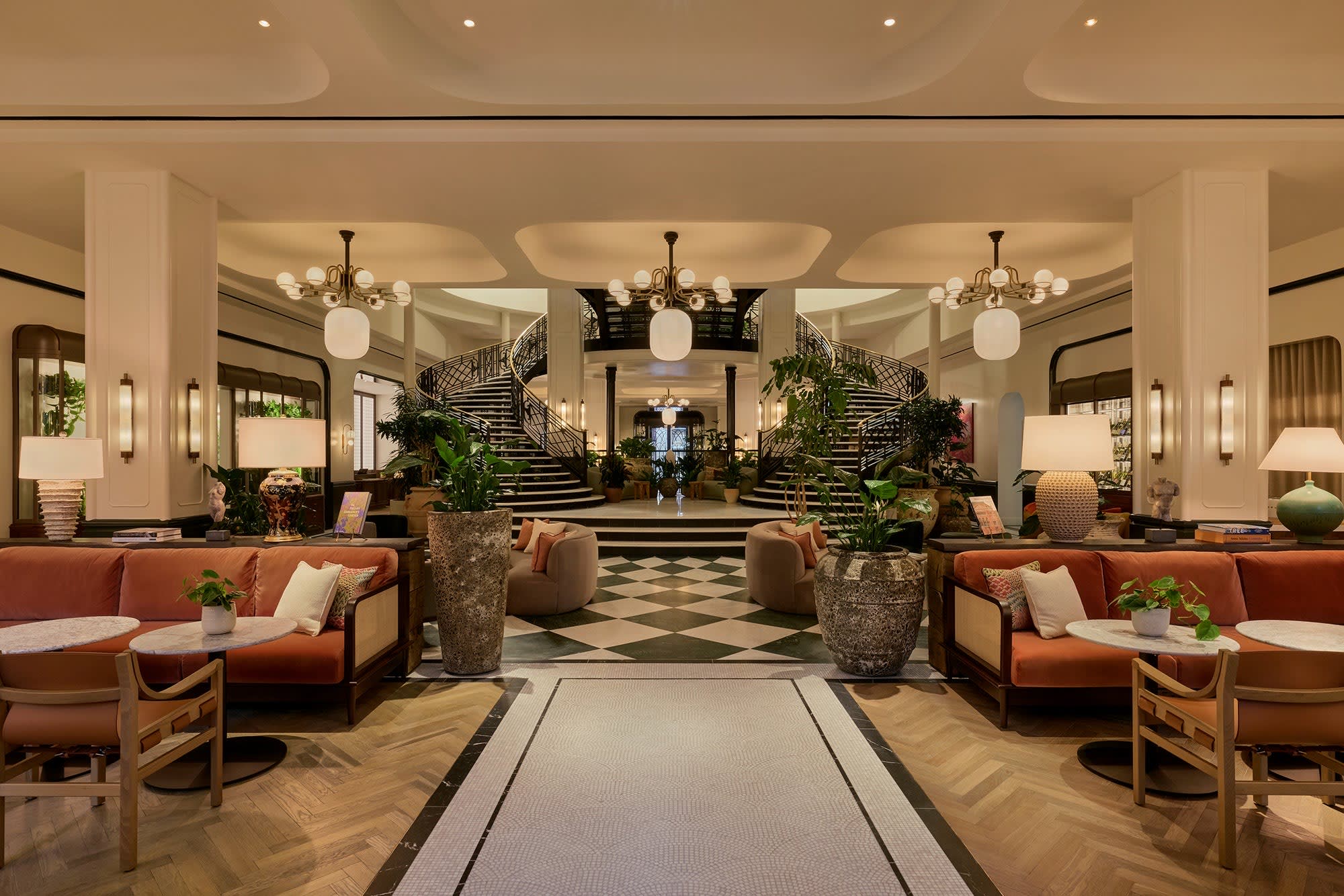 El patio central del Six Senses London y su escalera inspirada en la Scala de Milán