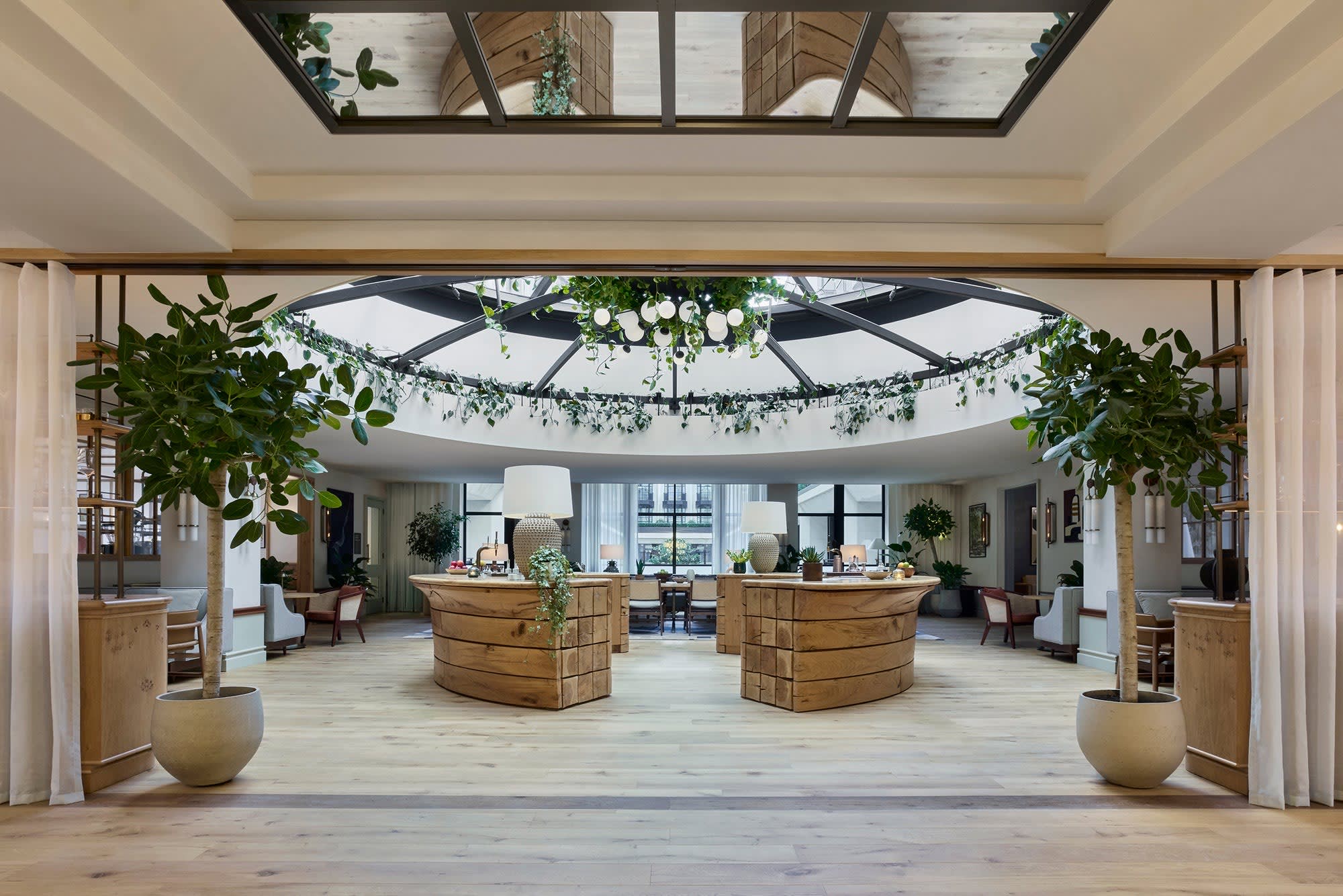 El Dome Bar del Six Senses London, bajo la vidriera del edificio