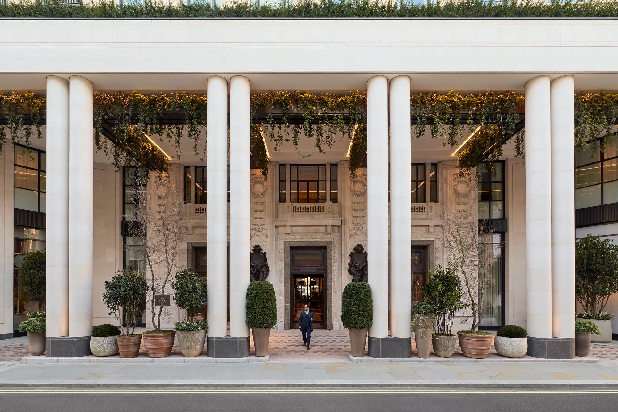 La fachada de columnas de The Whiteley, que alberga el Six Senses London en Bayswater