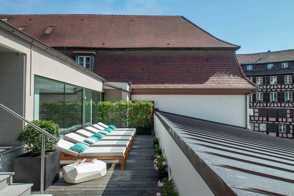 La terrasse du spa et ses transats, sur les toits de la Petite France · Régent Petite France