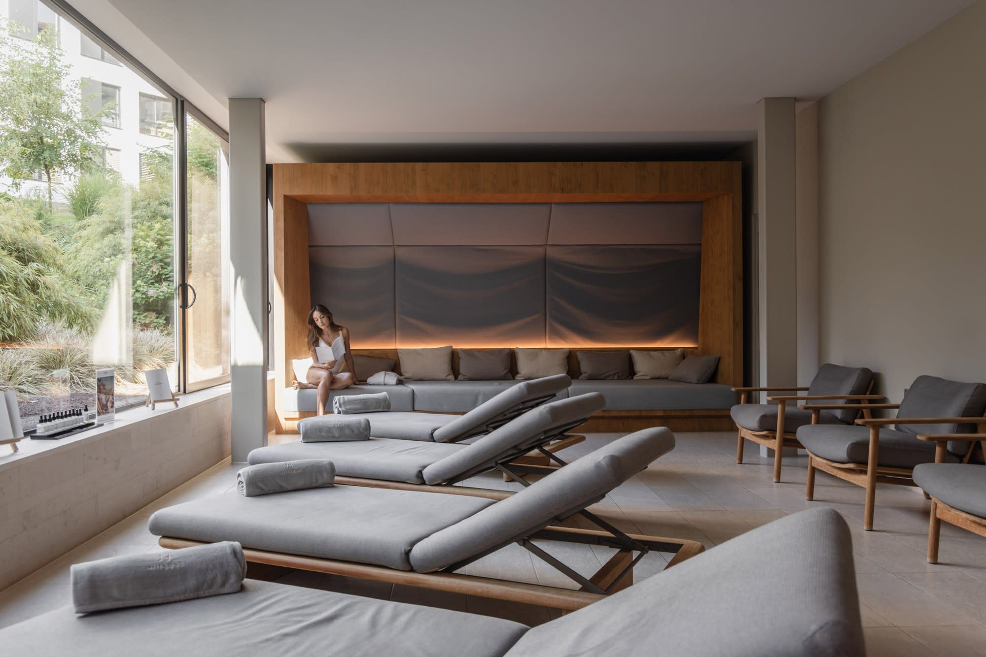 La salle de repos et ses transats · Les Haras Hôtel