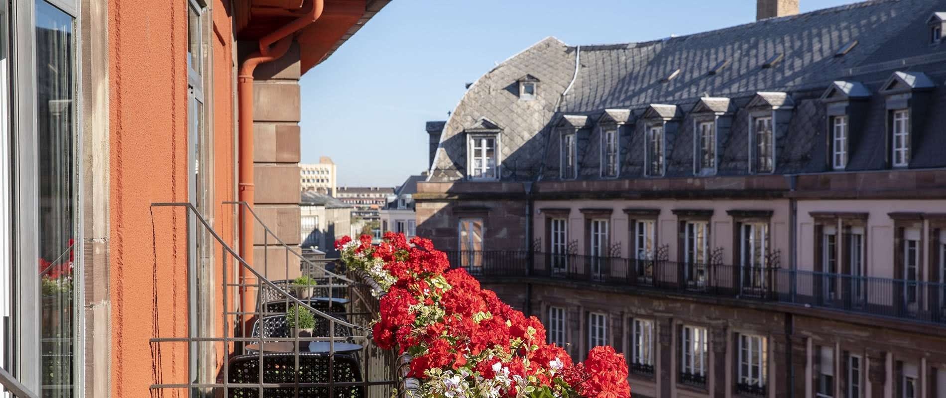 Un balcon de l'hôtel sur la place Kléber · Maison Rouge
