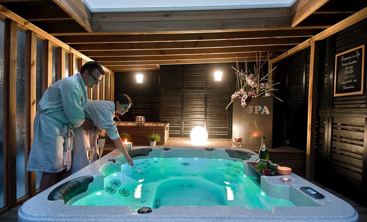Le jacuzzi du spa privatisé, sous la charpente · Les Béthunoises