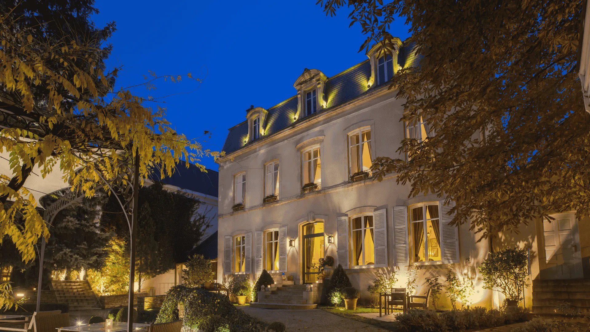 La façade de l'hostellerie, le soir · Hostellerie Cèdre & Spa