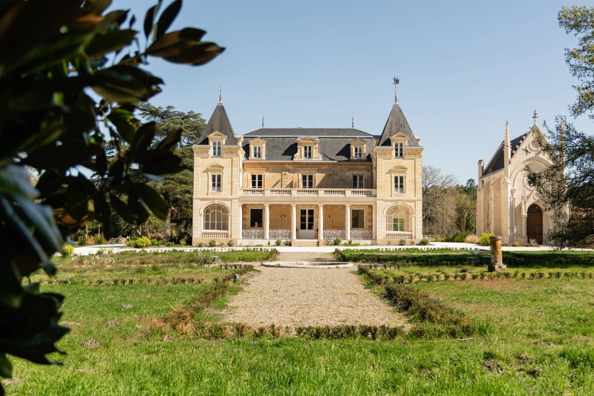 Le château néo-basque, côté parc · Brindos, Lac & Château