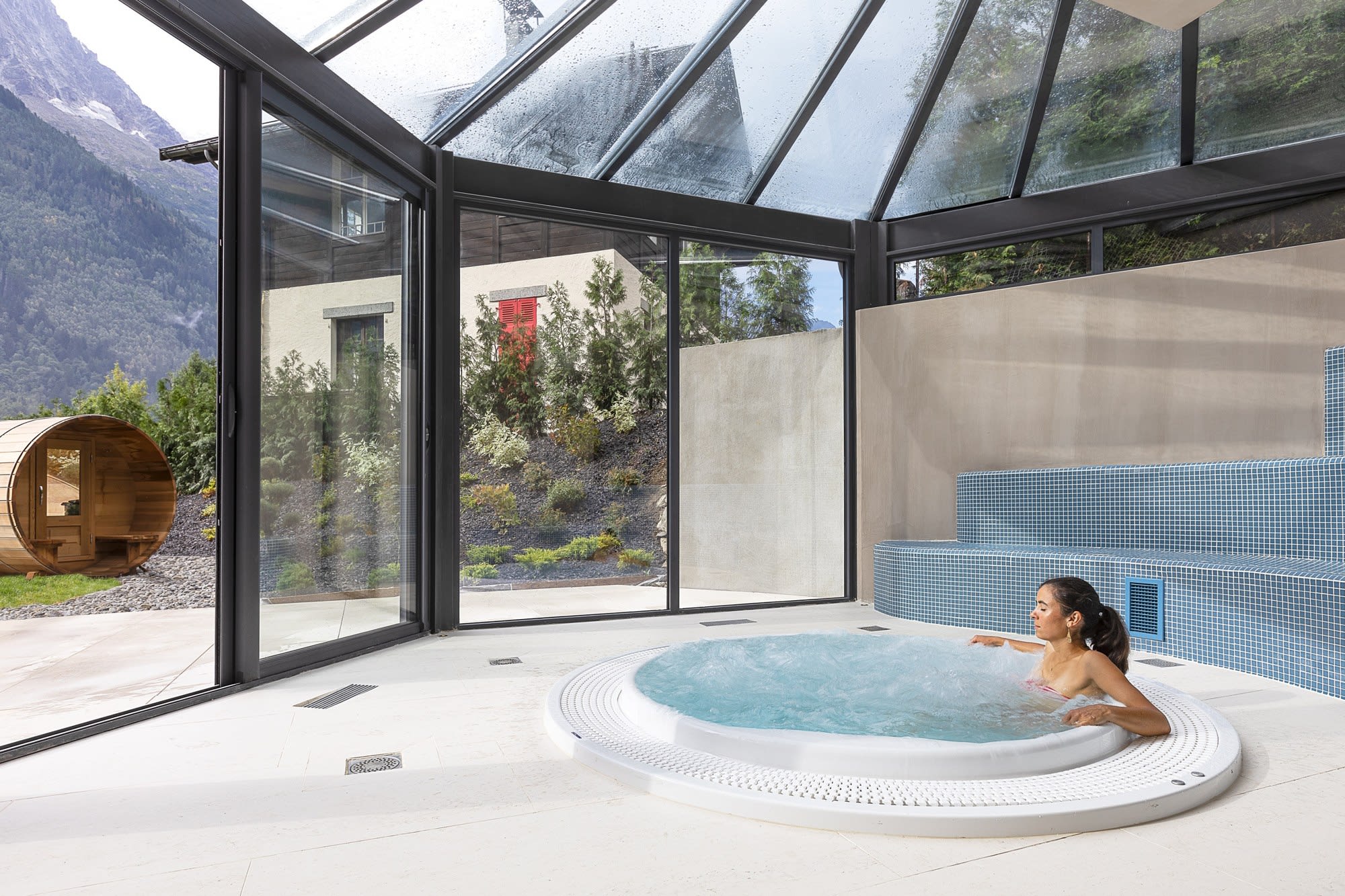 Le jacuzzi sous la verrière · Chalet Hôtel Le Prieuré
