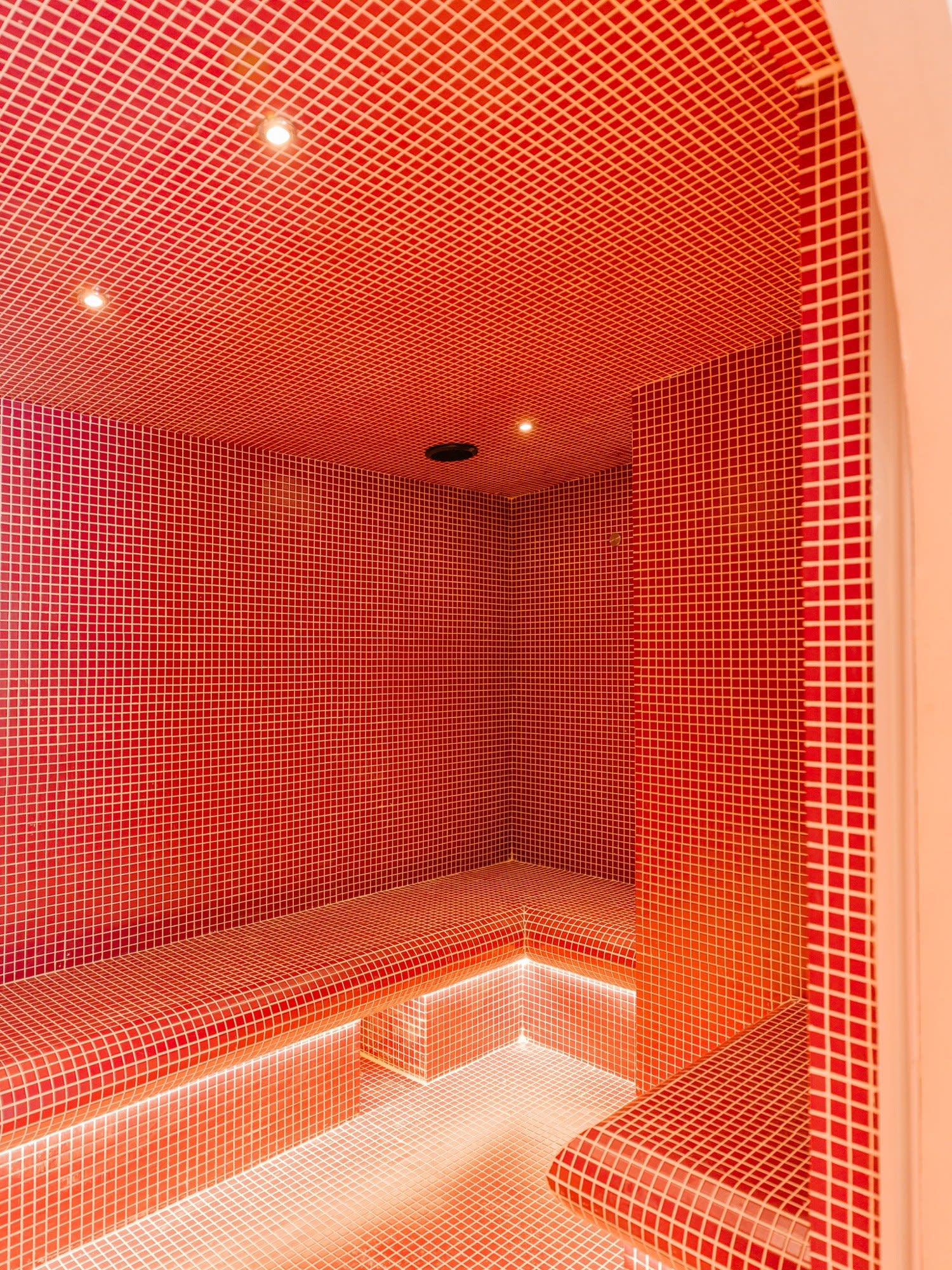 Le hammam, tout en mosaïque rouge · Chalet Hôtel Le Prieuré