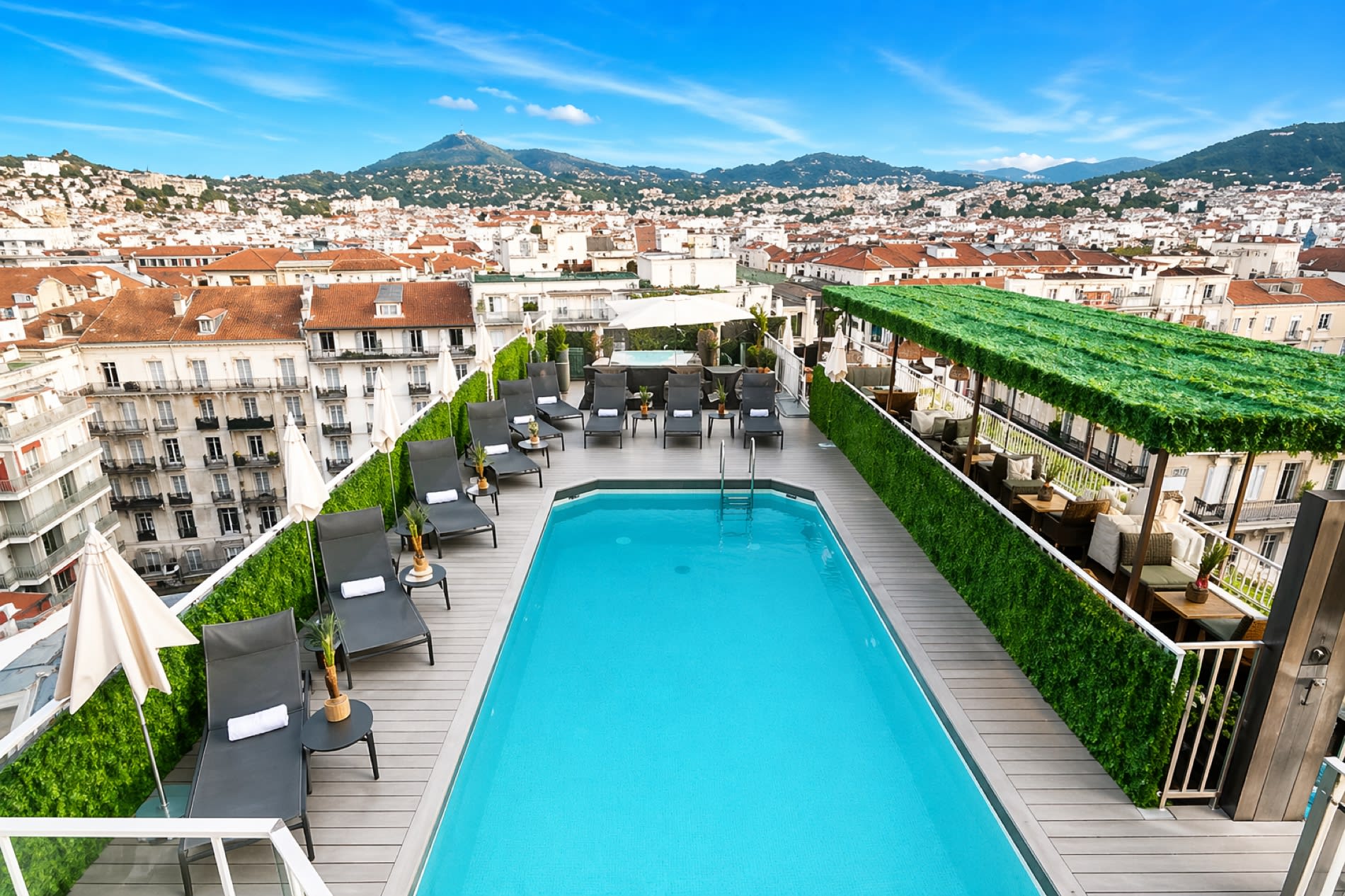 The turquoise rooftop pool of the Splendid Hotel & Spa in Nice with a panoramic view
