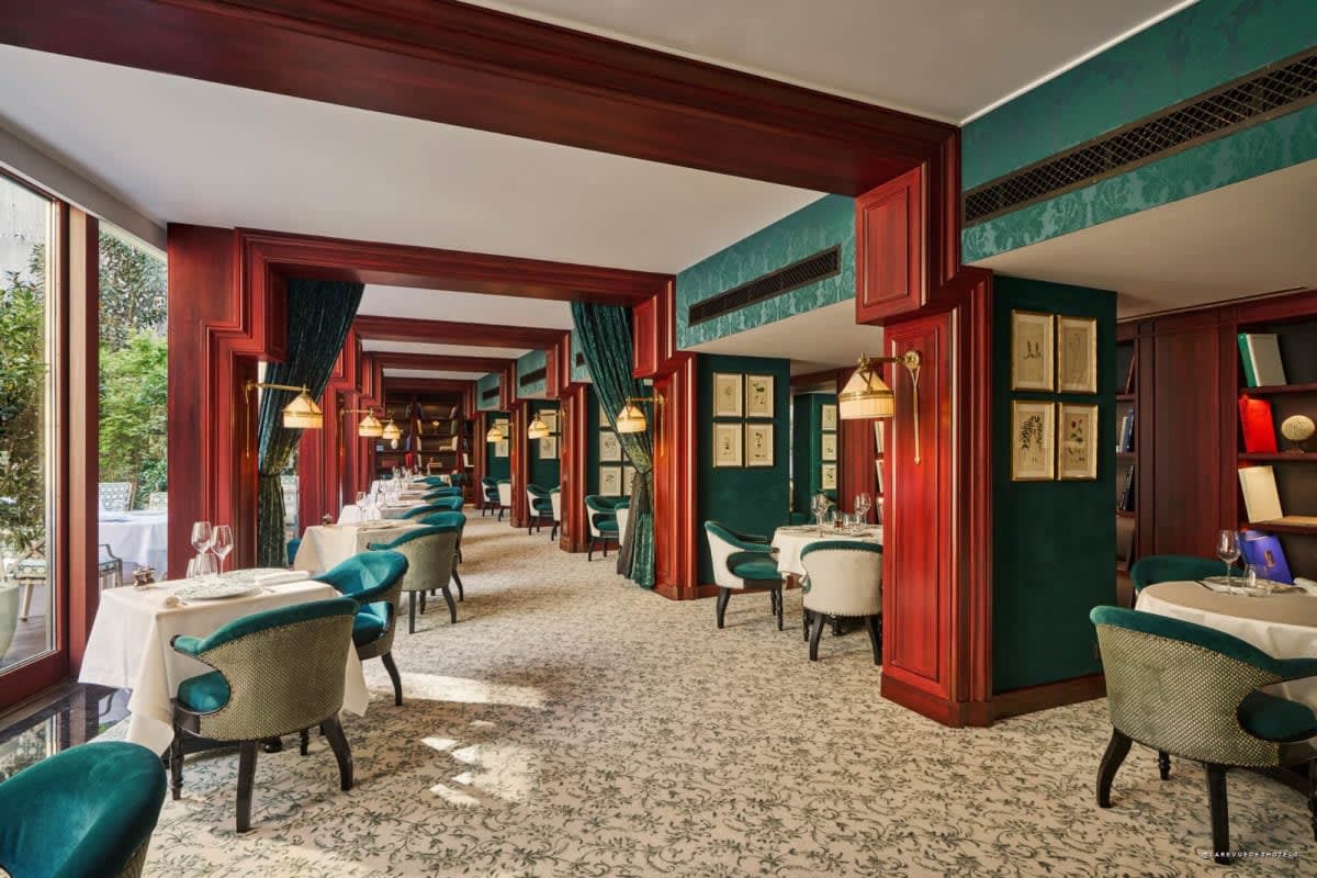 Salle du restaurant Joy à l'Hôtel Fouquet's Paris, écrin végétal autour d'un jardin intérieur