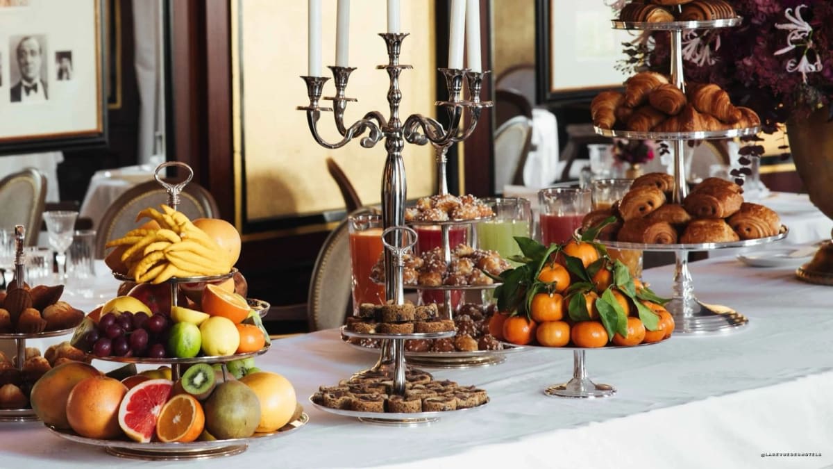 Buffet de petit-déjeuner de l'Hôtel Fouquet's Paris : viennoiseries, fruits et argenterie
