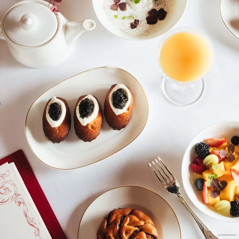 Viennoiseries et petit-déjeuner servis à l'Hôtel Fouquet's Paris