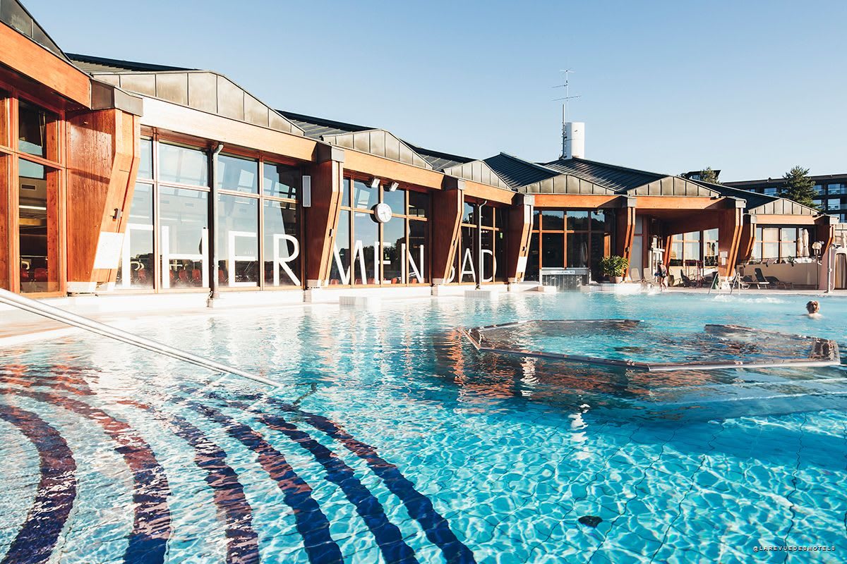 Outdoor pool of Thermenresort Loipersdorf