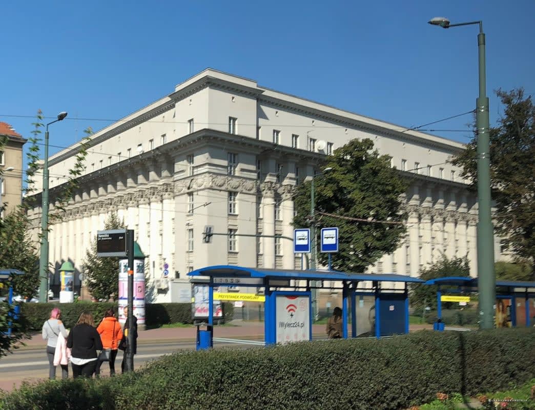 Le bâtiment monumental de l'ancienne banque PKO à Cracovie, avec sa colonnade en pierre claire, à l'angle des rues Dietla et Wielopole