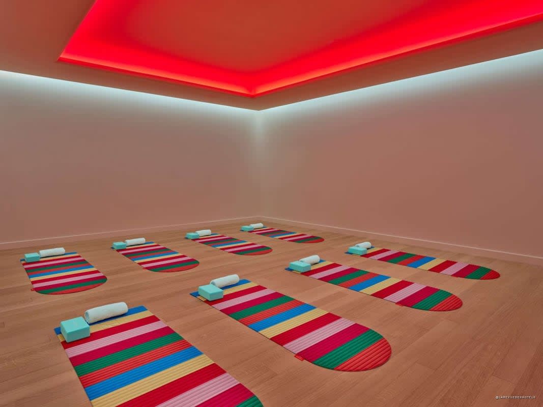 Le studio de yoga aux tapis colorés