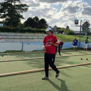 Ein Boccia Spieler trägt eine Kugel