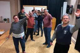 Besucher des Dart Trainings