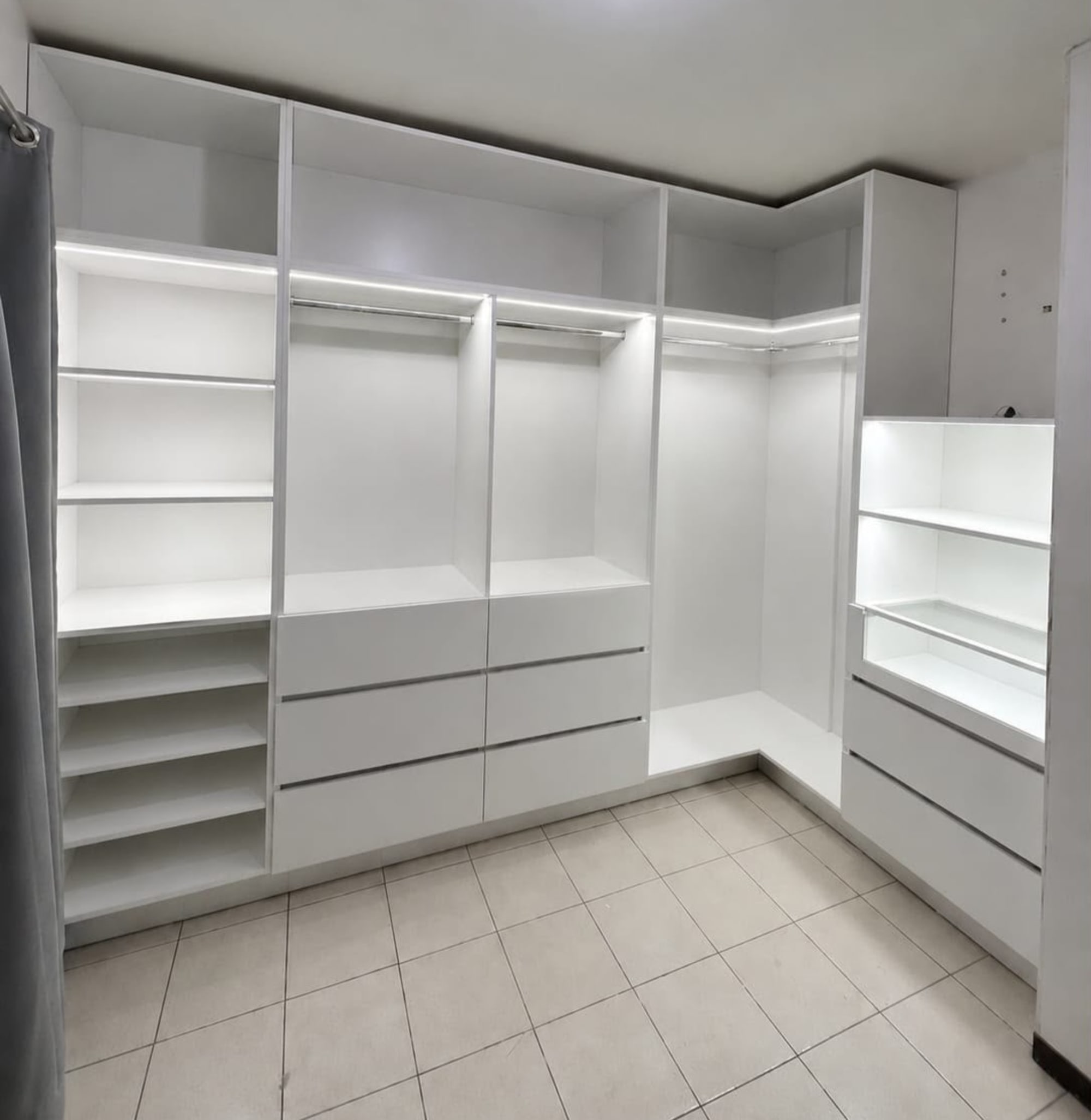 Walk-in closet a medida diseñado y fabricado por Habita Studio
