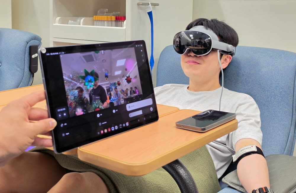 Samsung employees use Galaxy XR while donating blood during the campaign at Samsung Digital City.