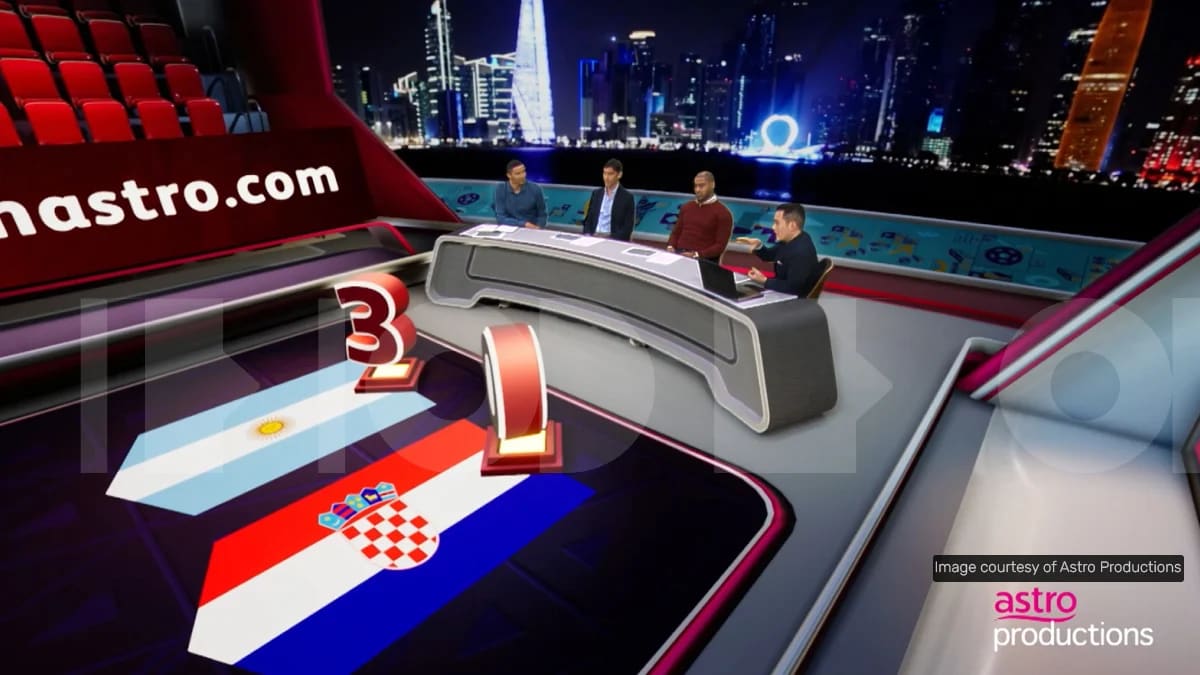 Astro's virtual World Cup set: four pundits at the desk inside a real-time 3D arena environment, with the Argentina-Croatia scoreline staged on the studio floor.