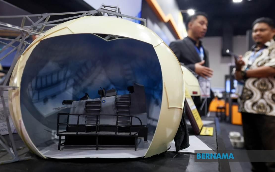 Scale model of a HeiTech Defence Su-30MKM simulator displayed at the DSA and NatSec Asia 2026 exhibition in Kuala Lumpur; Bernama captions it as a SIMAS replica, while the display plaque reads Operational Flight Trainer.