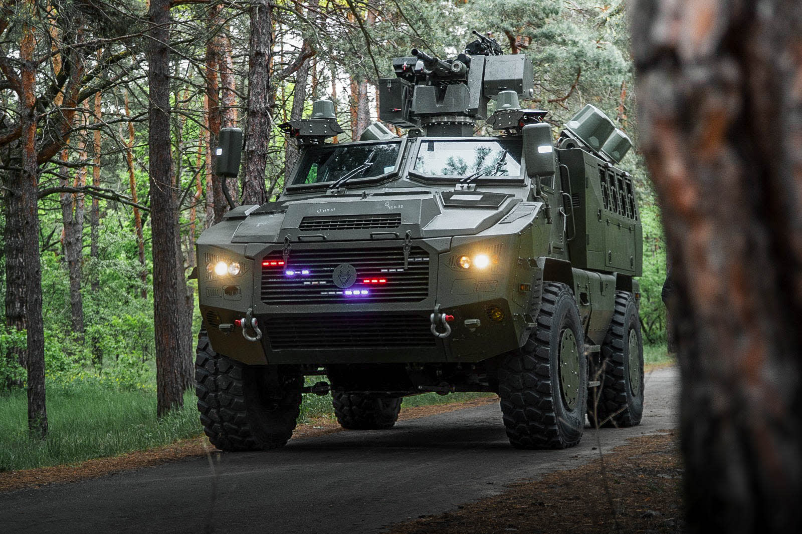 Ukraine approves an armored carrier whose driver sees out through a 360° VR headset