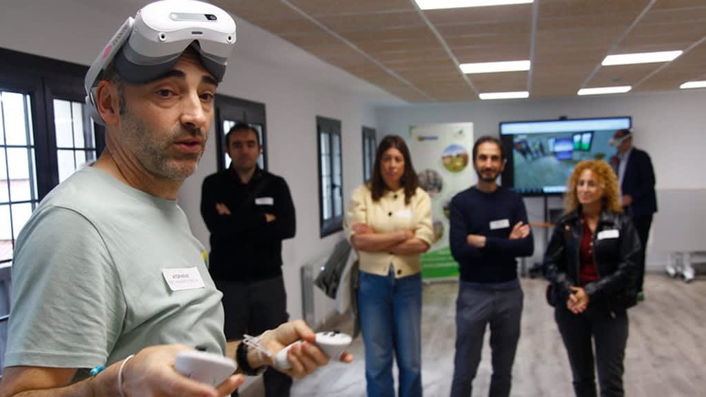 Teachers and students from participating educational centres testing the agroforestry training simulator.