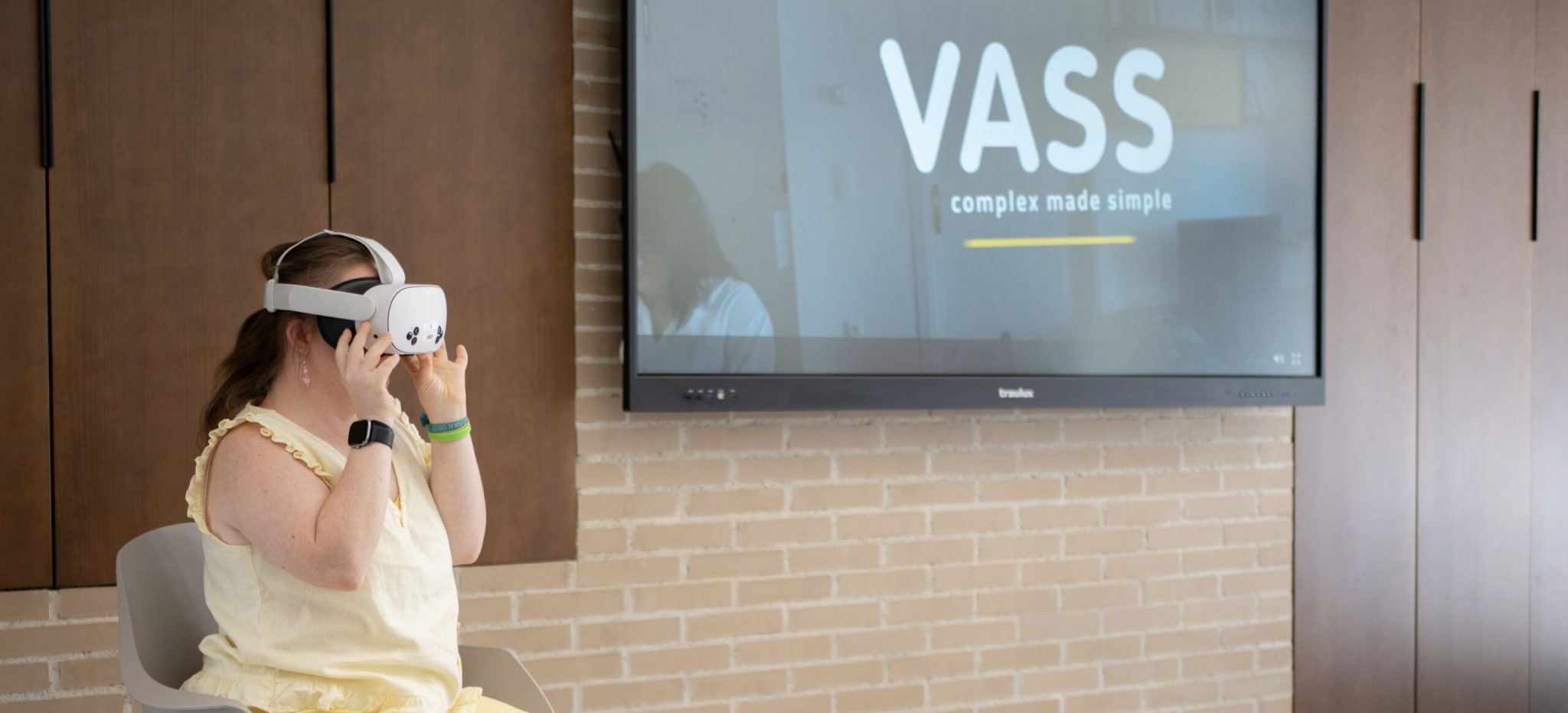 A woman puts on a Meta Quest 3 headset at the launch of 'Paso Adelante'
