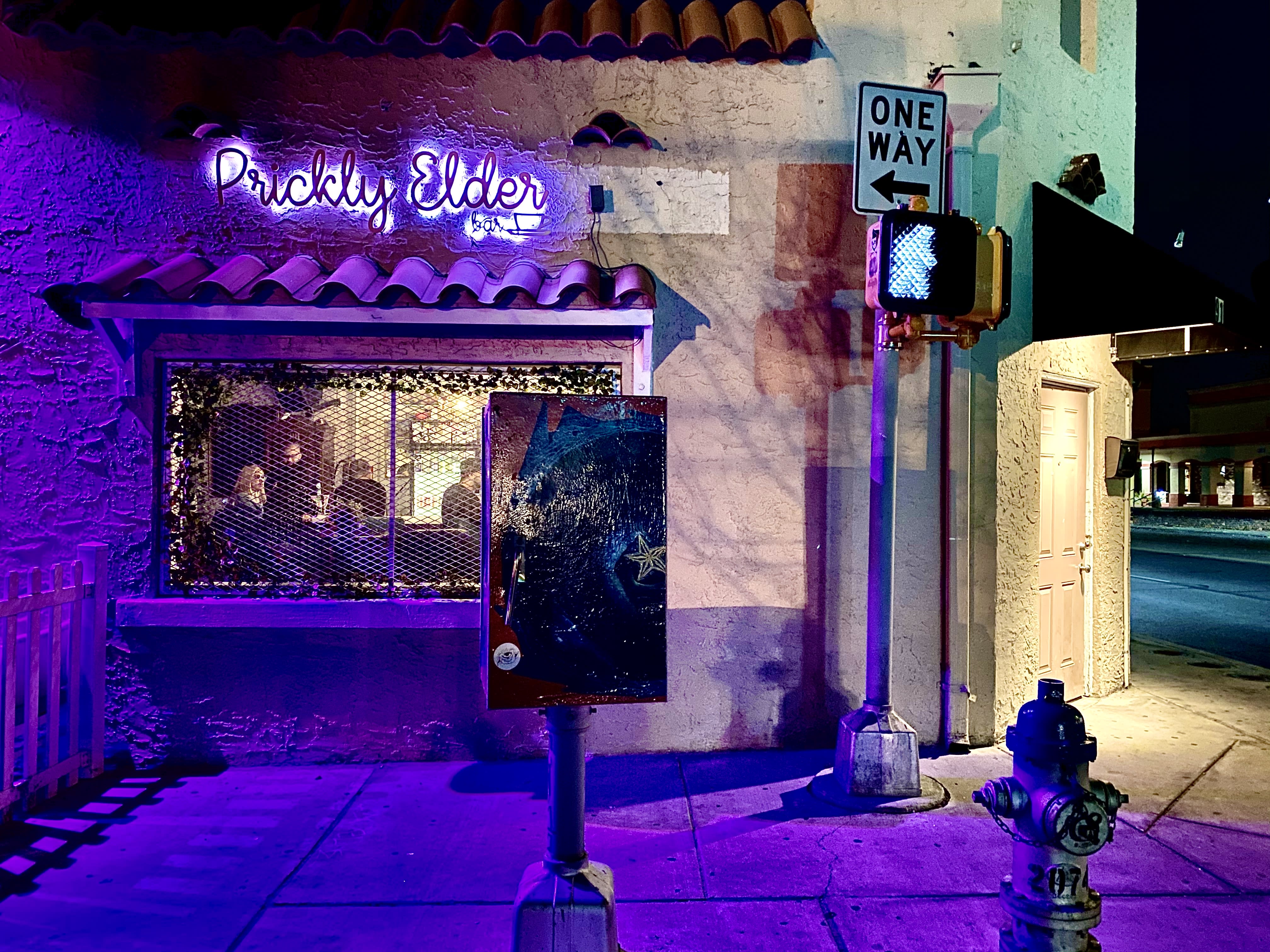 ھەمجىنىسلار بىلەن ئۇچرىشىدۇ