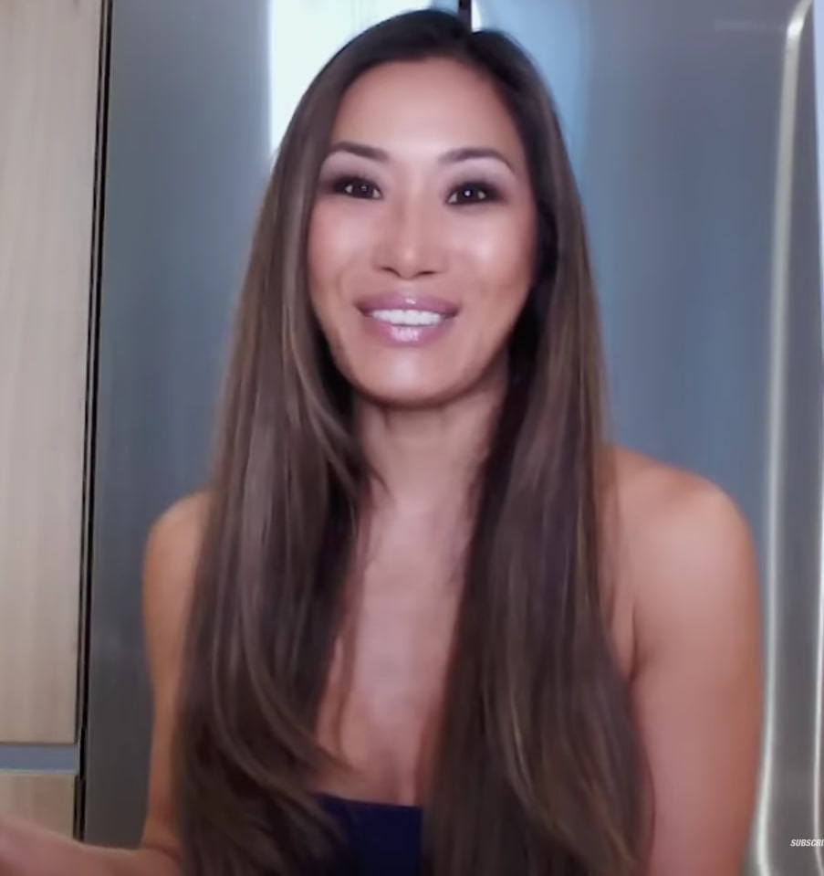 Qizlarning egilgan fotosuratlari, kokraklari korinadi