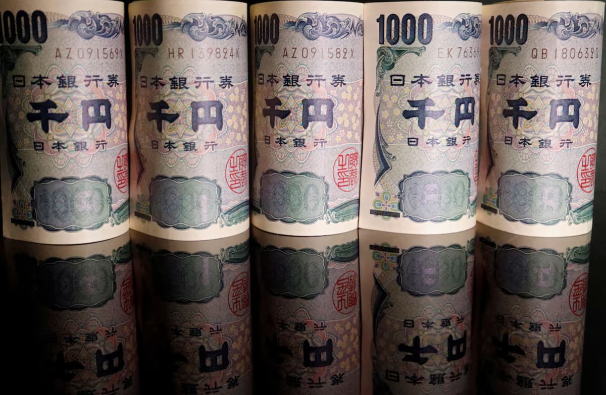 Yen Tumbles on Japan Spending Fears, Dollar Broadly Higher