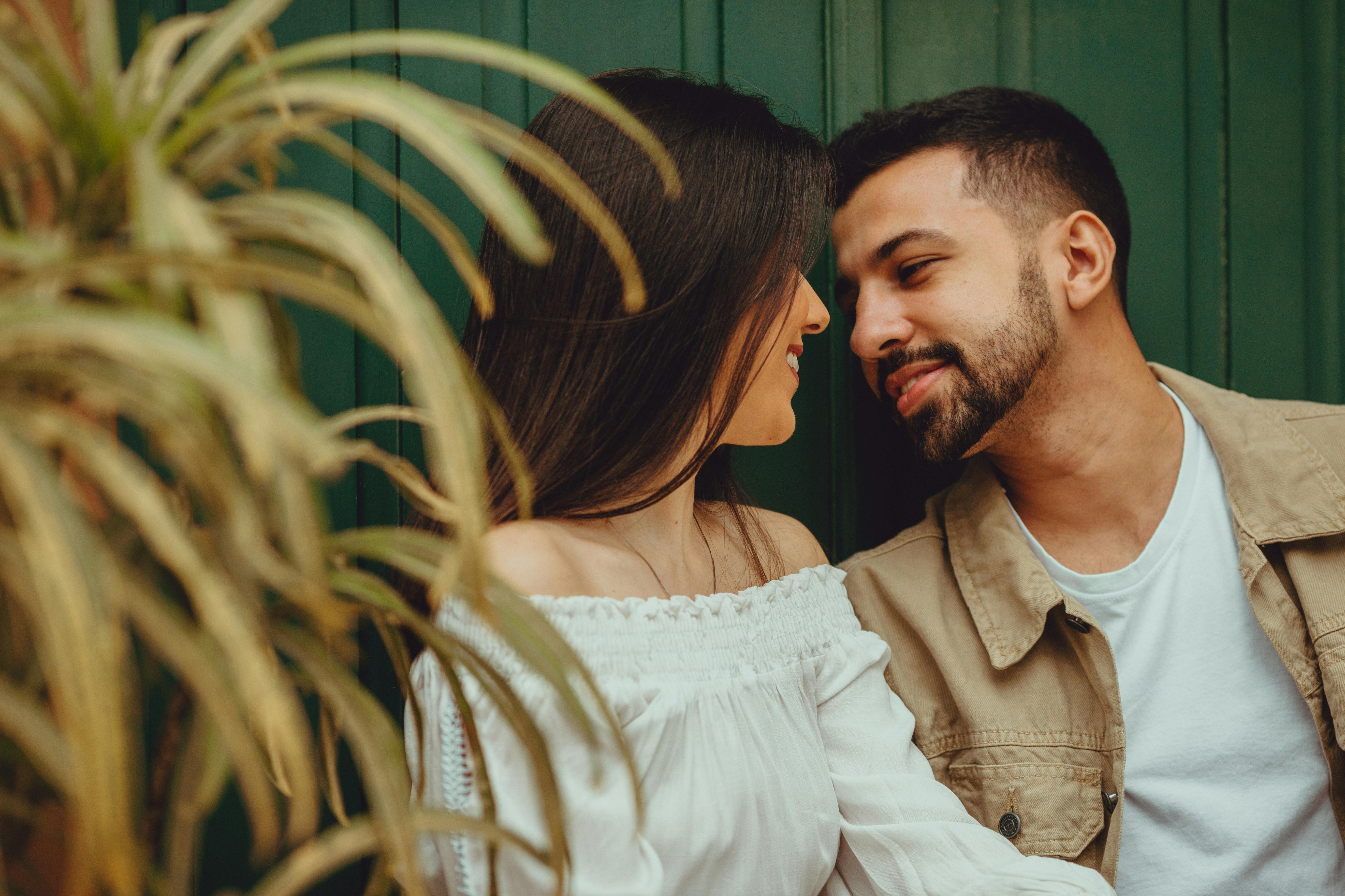 I Interviewed 10 Couples Who “Met Offline”: Their Advice for 2026 Dating Is Terrifyingly Simple