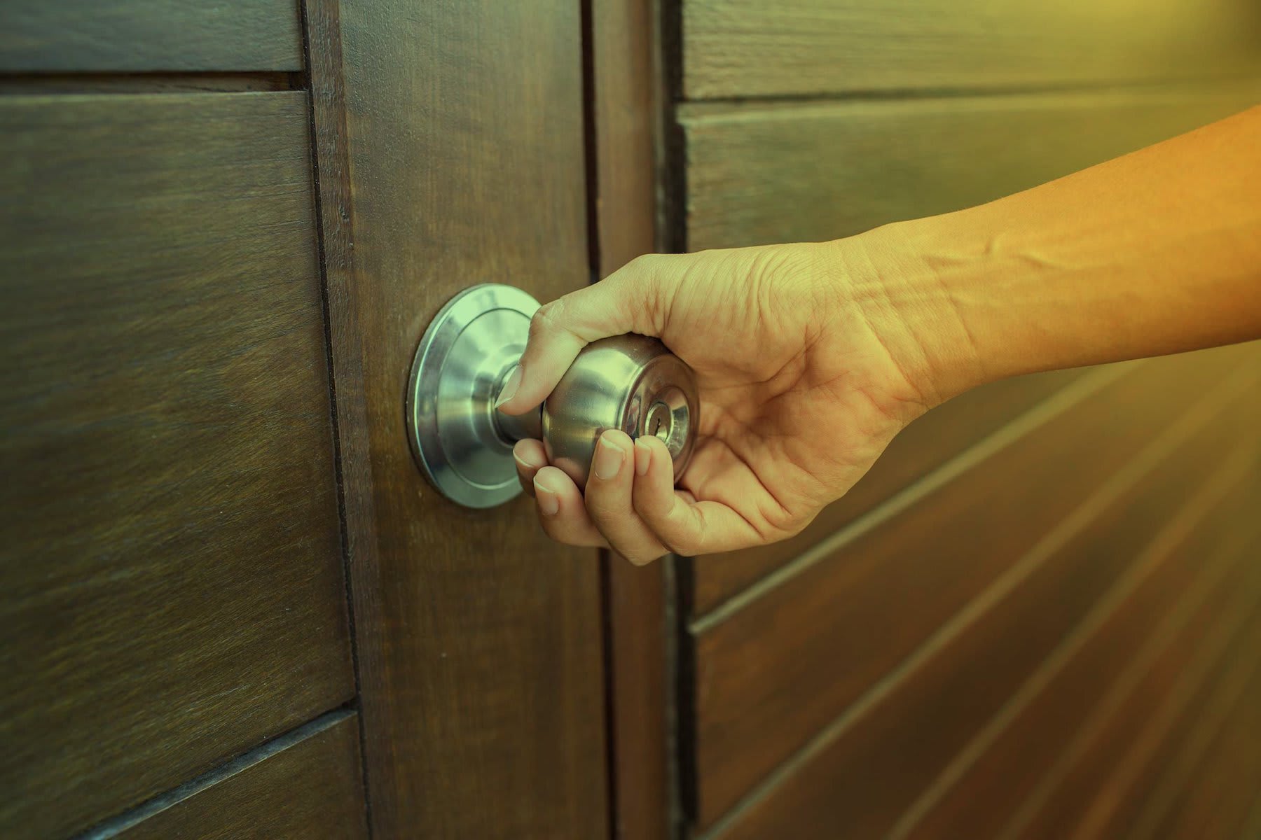 how to open a locked door with a bobby pin