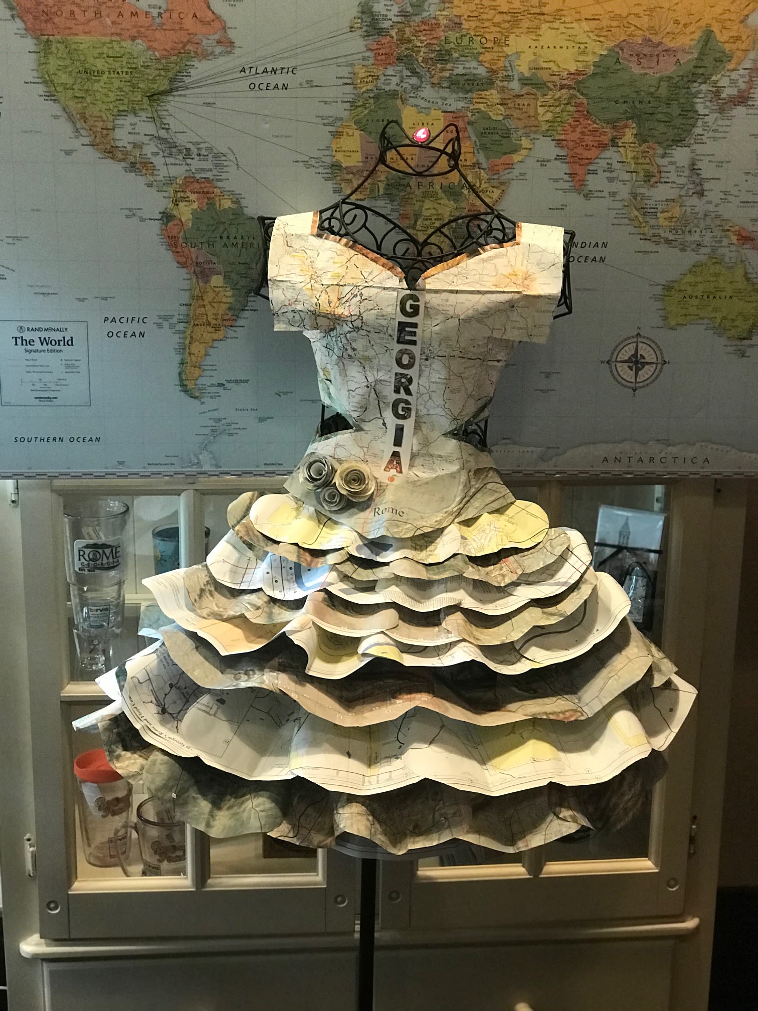 How to Make a Dress out of Paper and Score Your Next Sale | Lifehack How to Make a Dress out of Paper and Score Your Next Sale | Lifehack