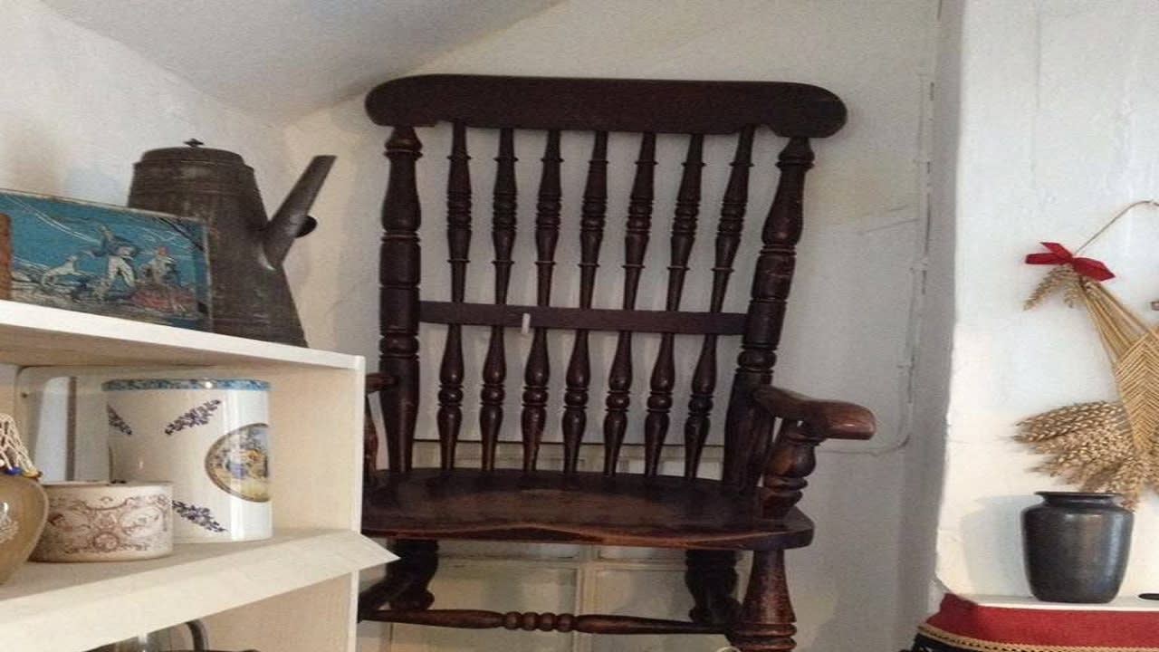 The cursed Busby chair of death