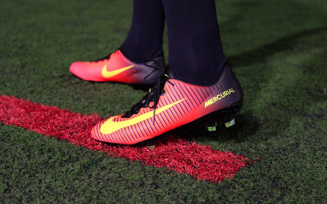 nike midfielder boots