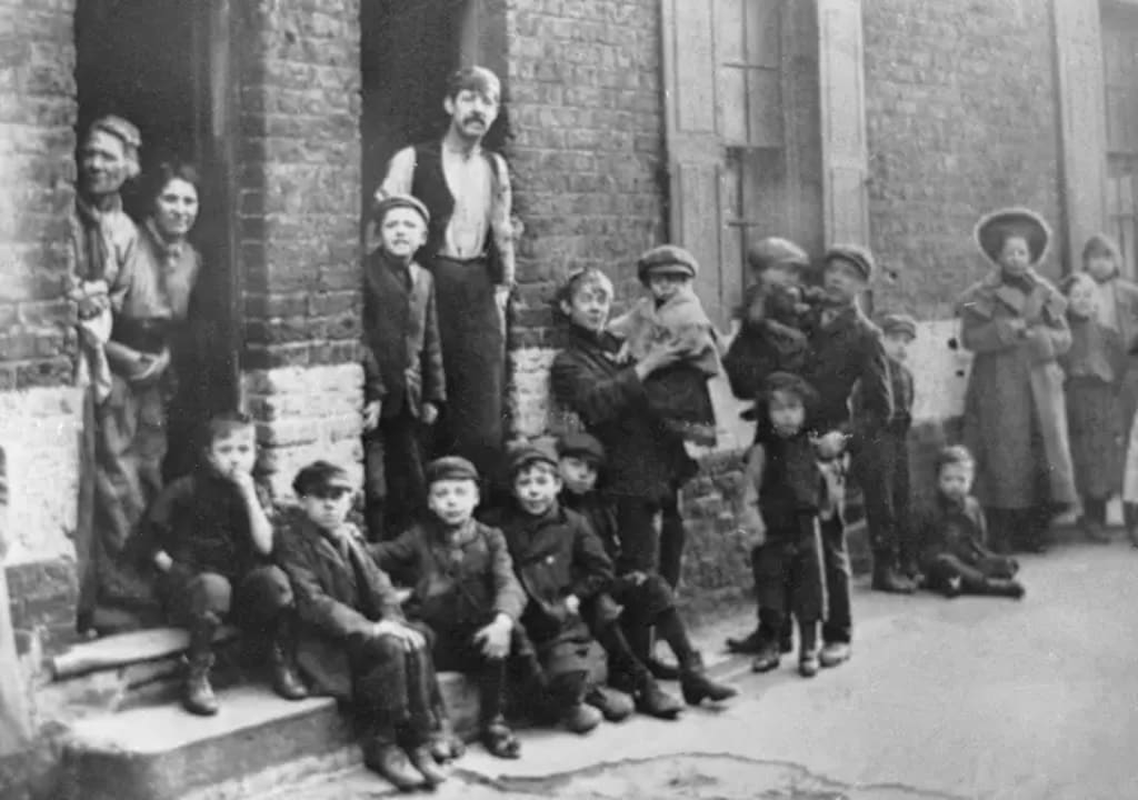 SLUMS IN VICTORIAN LONDON Humans