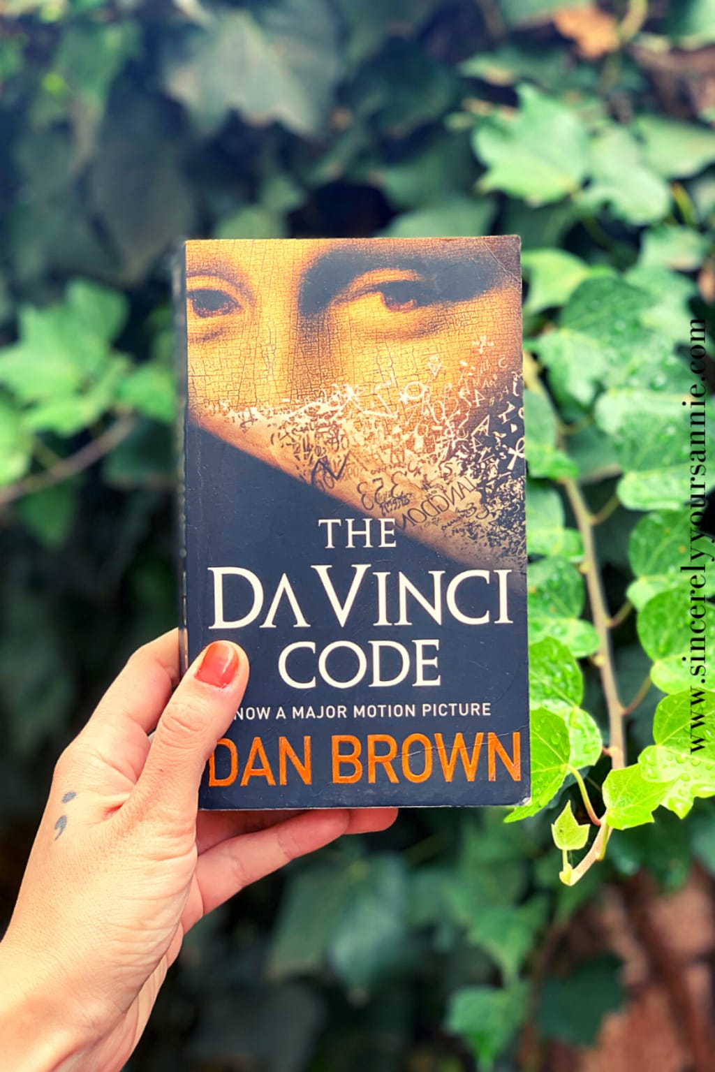 The Da Vinci Code' by Dan Brown: Book Review