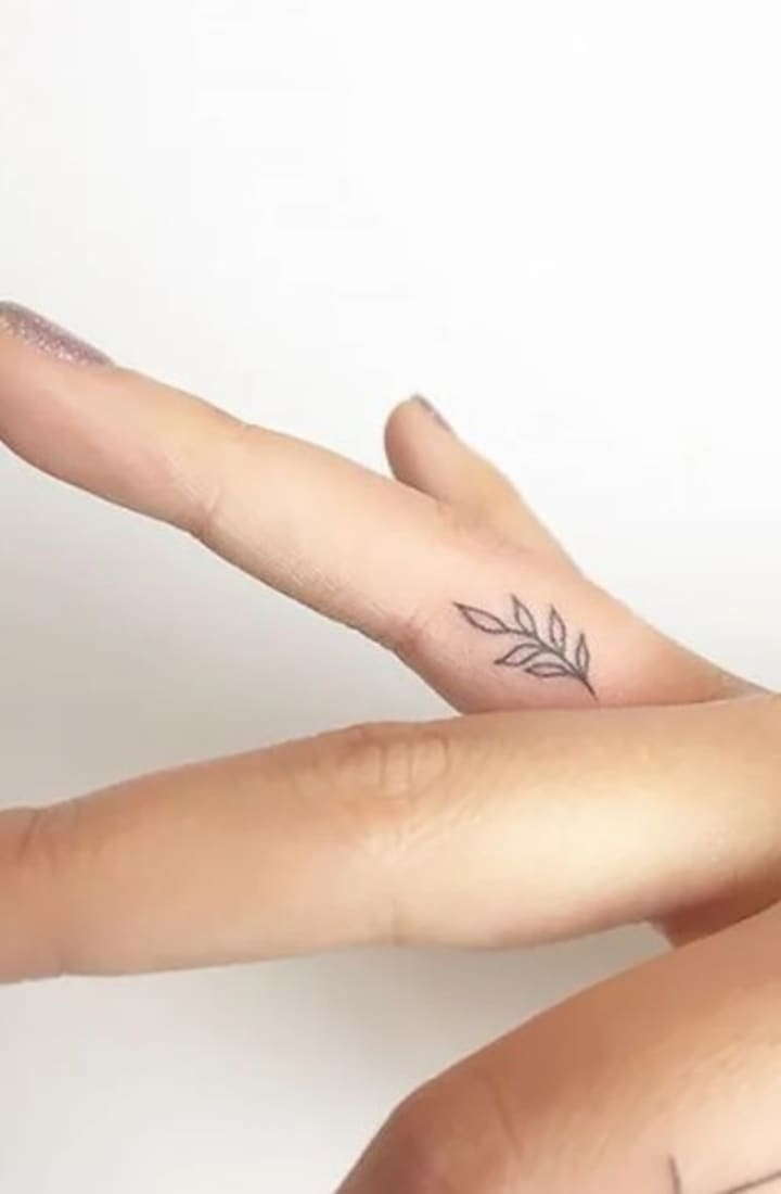 60 pretty hand tattoos for women with meaning cool tat ideas 2022   Brieflycoza