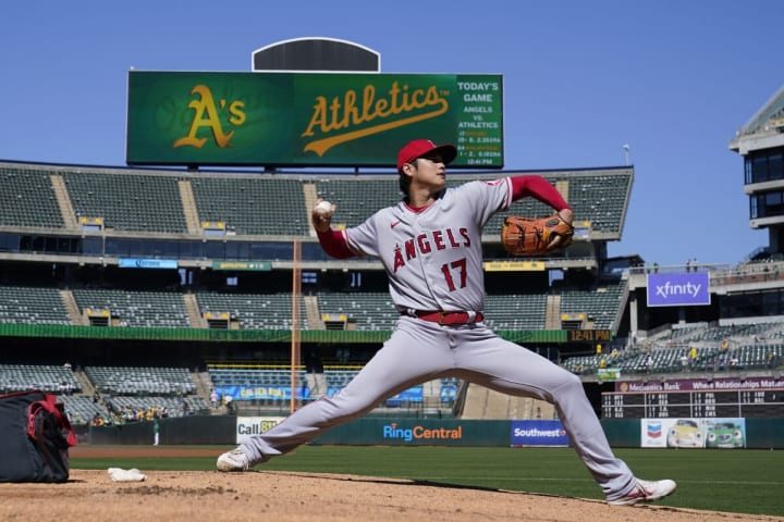 Shohei Ohtani gives a glimpse of his power at the plate & over the