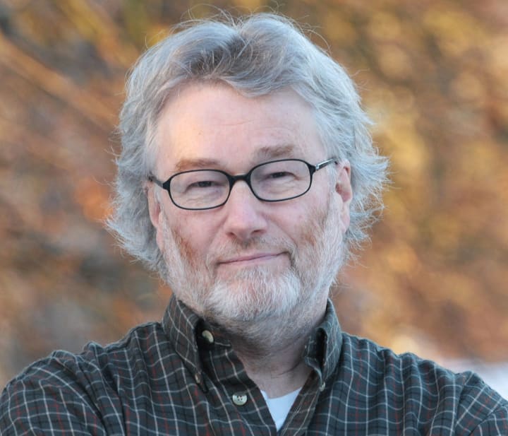Like many folks here, Iain Banks got the bug to write when he was only a lad. His main desire was to write science fiction but due to a lack of success in that arena he was forced to dip his literary toes into the mainstream… at least until he got a foothold into the market.