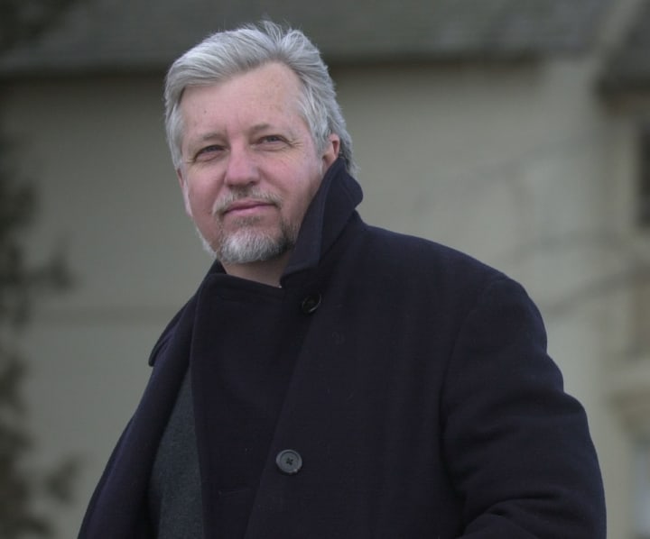 Another author bolstered by Harlan Ellison, Dan Simmons kicked off his career as one of the greatest sci-fi authors with horror aka Stephen King. Even his best-known sci-fi features horrific elements, though these are served up on a bed of historical latticework.