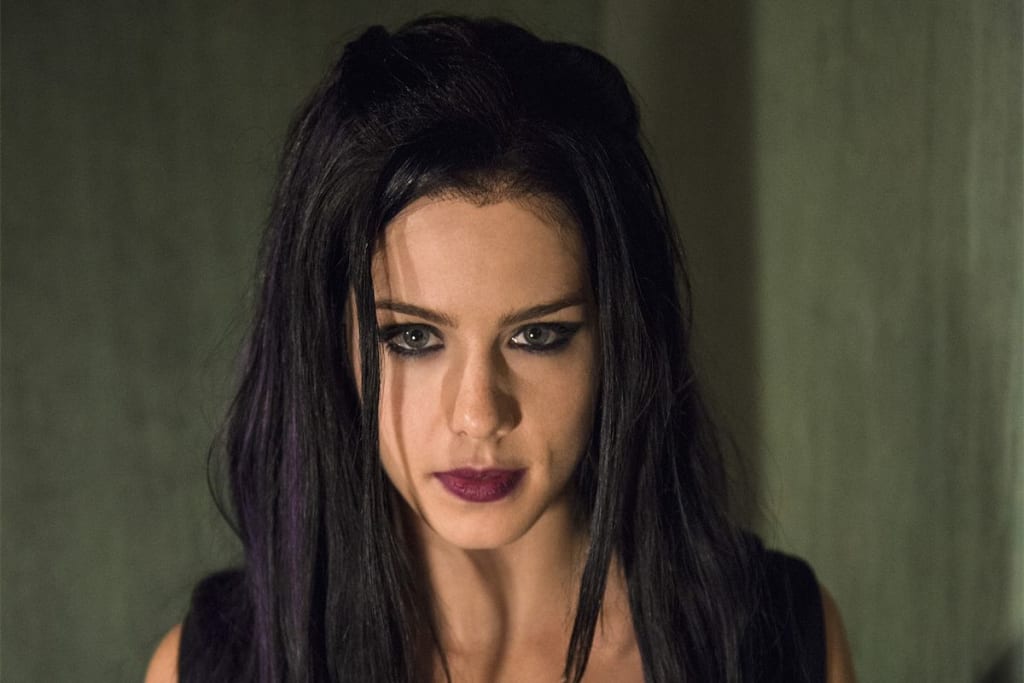 Will Felicity Smoak Walk The Same Dark Path As Earth 2 S