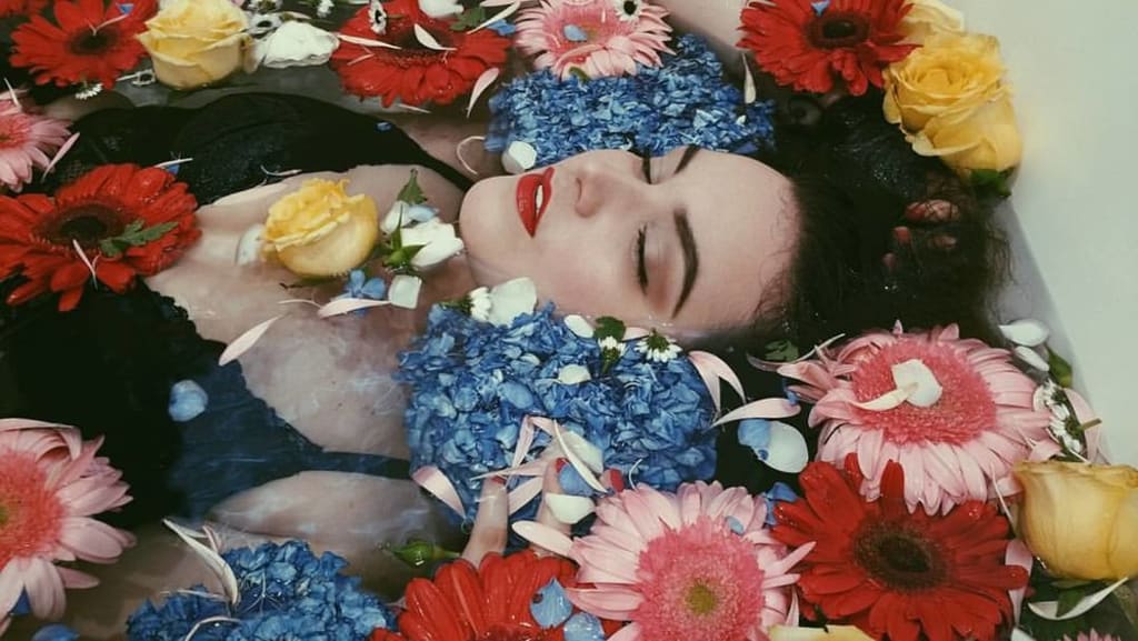 Who Is Singer Reina Mora? Who Is Singer Reina Mora?