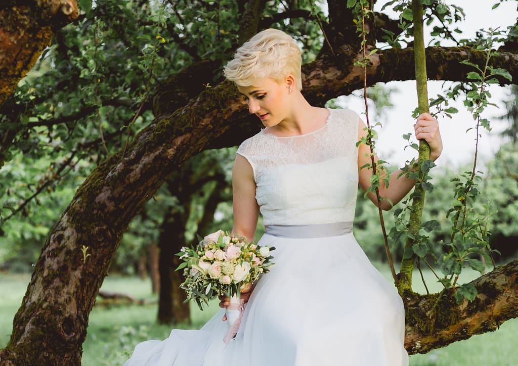 wedding dresses for short hair