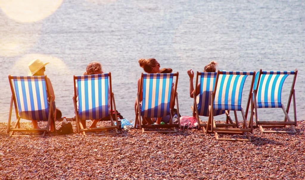 5 Comfortable and Classy Beach Outfits for Middle-Aged Women 5 Comfortable and Classy Beach Outfits for Middle-Aged Women