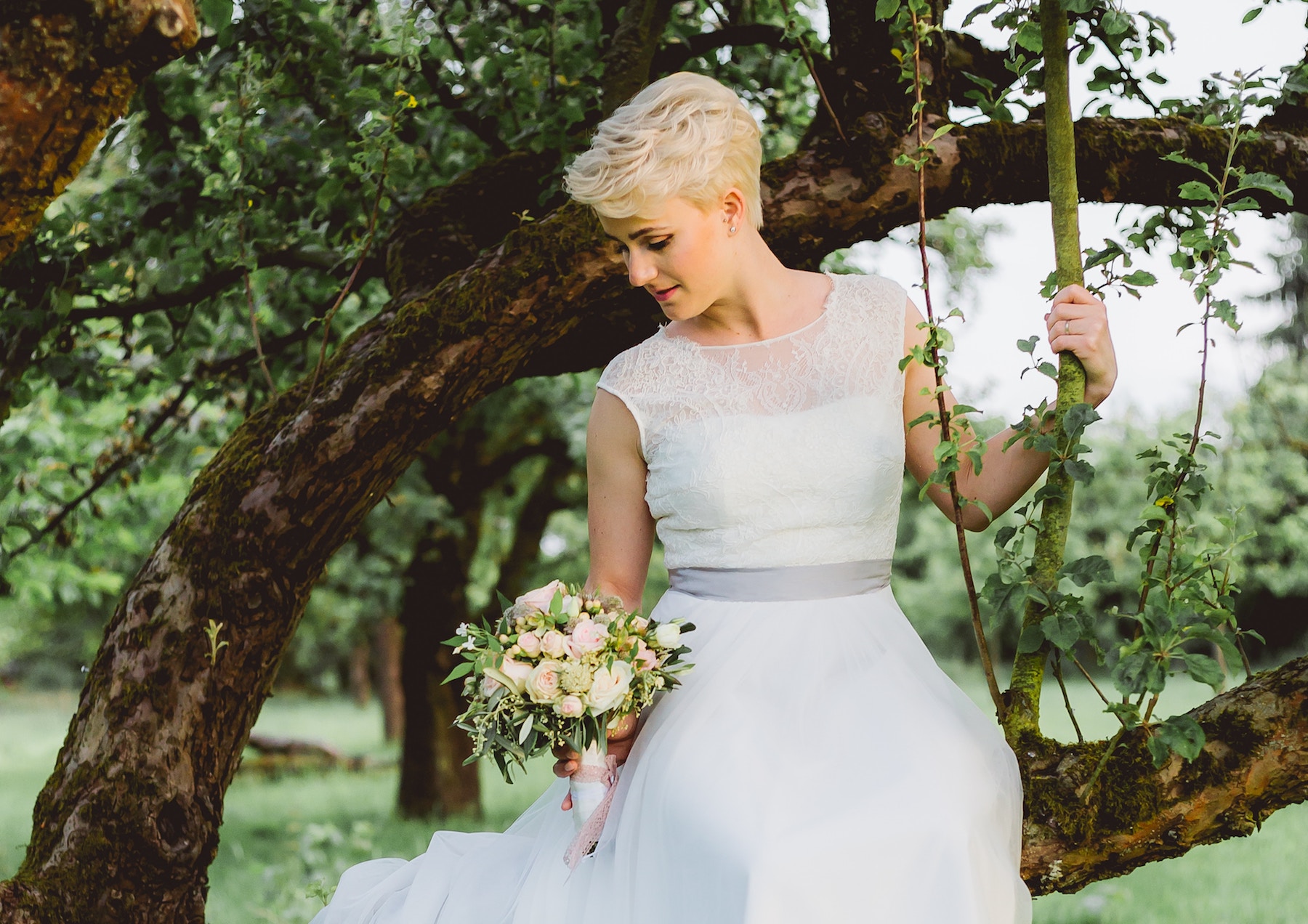 How to Wear a Wedding Veil with a Short Bob or Pixie Hairstyle