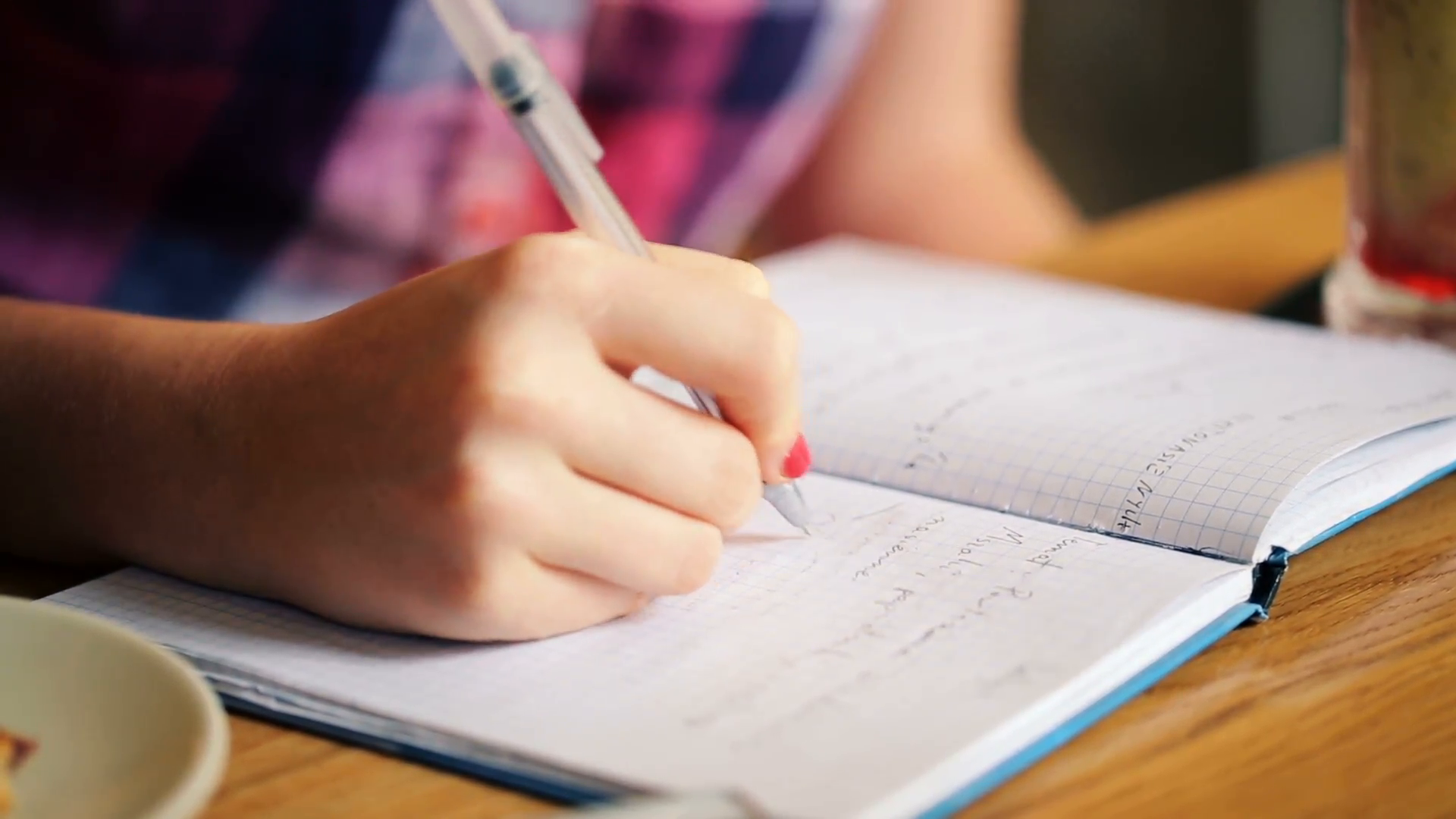 Write b. Домашнее задание фон. Write in a Notebook. Рука пишет в альбоме. Writing a дцеецук.