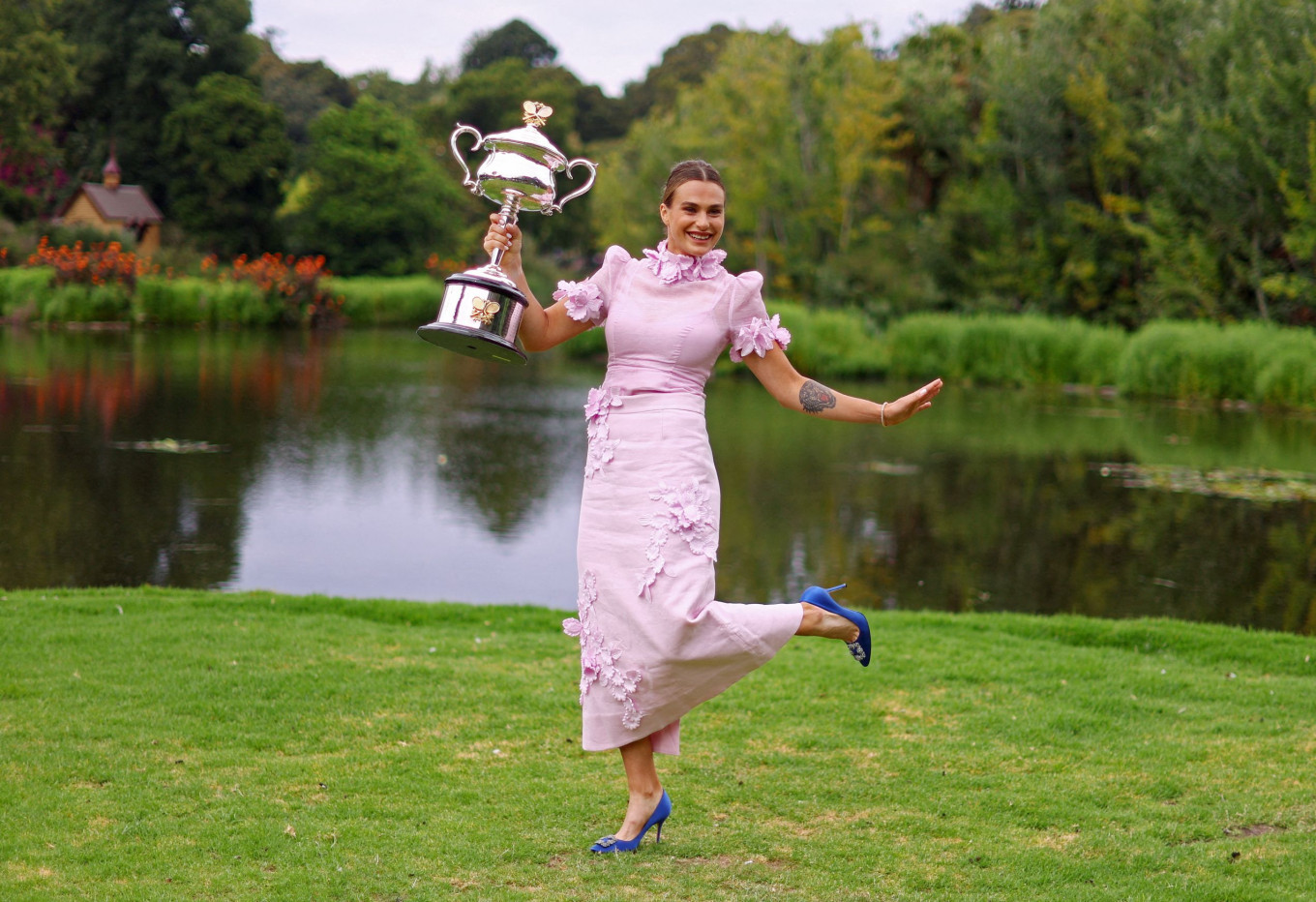 aryna sabalenka pink dress Aryna Sabalenka Stuns in $1,630 Ruched Pink Dress During US Open Champion's  Photoshoot